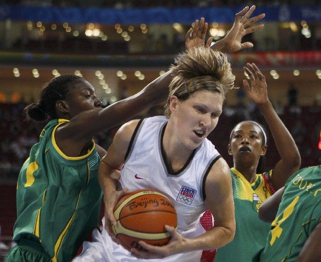 Basketbal. Češka Jana Veselá se prodírá mezi Kadiatou Kanouteovou (vpravo) a Djene Diawarovou z Mali. | Foto: Reuters