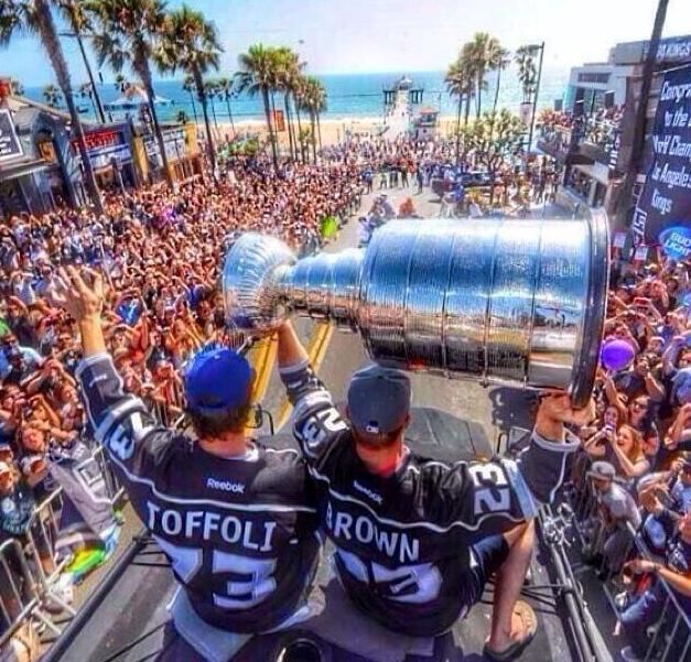 Podobně má ostatně léto naplánované celý tým Los Angeles. Palmy, nadšení fanoušci, hektolitry šampusu a Stanley Cup nad hlavou. To vše v teple vlastního města. | Foto: Twitter, facebook