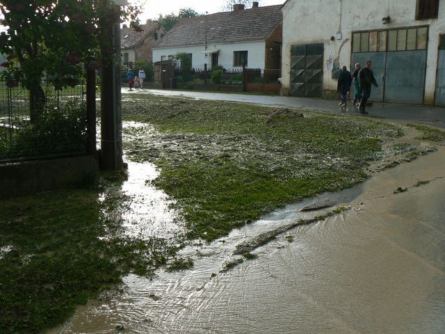 Voda s sebou do vísky vzala i bahno z polí. | Foto: Archiv HZS Plzeňského kraje