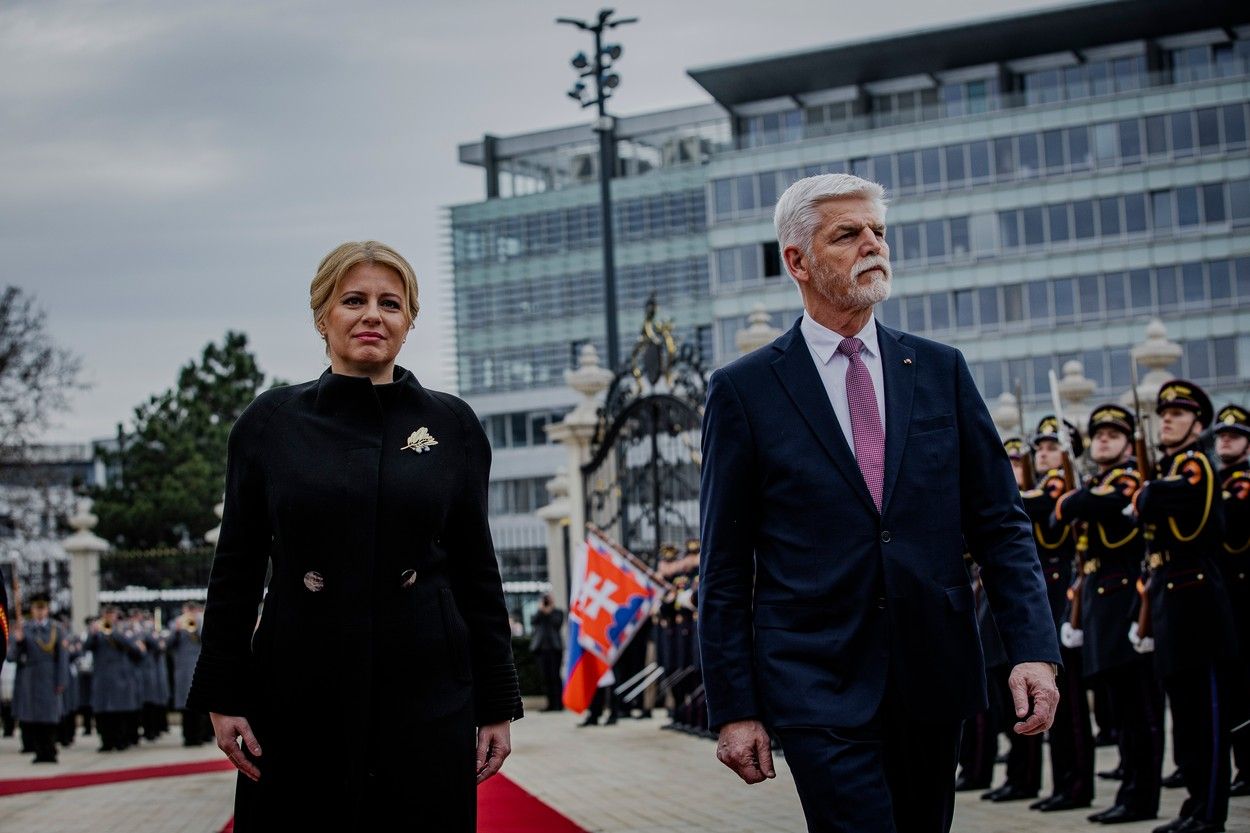 Pavel commence sa visite en Slovaquie, lui et Čaputová assistent au défilé de la garde présidentielle