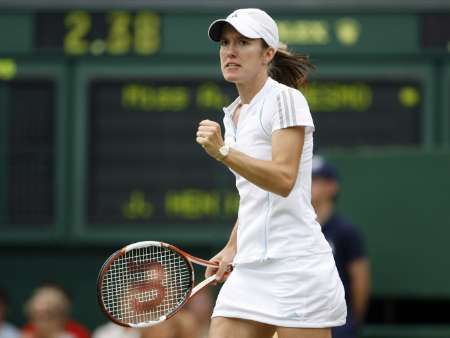 Belgická tenistka Justine Heninová-Hardenneová ve finále Wimbledonu proti Amélii Mauresmoví. | Foto: Reuters