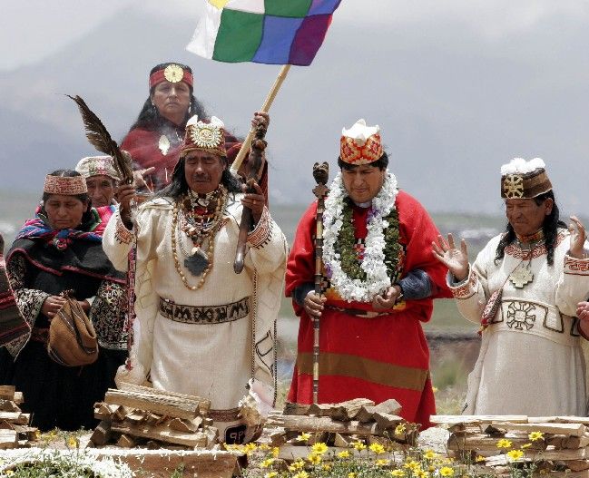 Bolívijský prezident Evo Morales a ajkarští kněží během rituálu na posvátném místě Tiwanaku, nedaleko jezera Titicaca. | Foto: Reuters