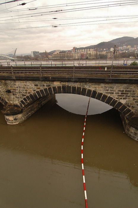 Voda zalila průjezd pod mostem spojující hlavní nádraží a Ústí nad Labem západ. | Foto: Topí Pigula