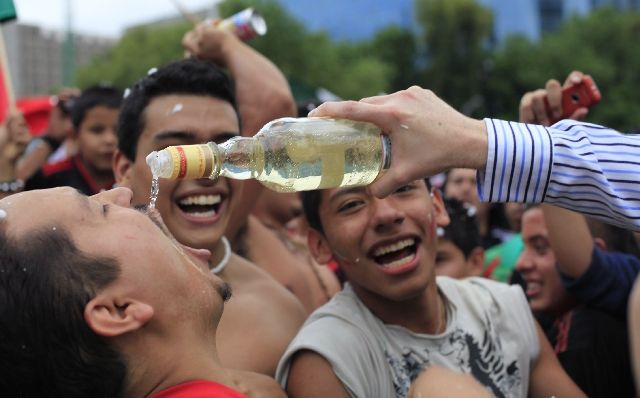 V Mexiku hrál po výhře nad Francií hlavní roli rovněž alkohol. | Foto: Reuters