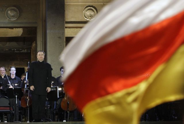 Gergijev na koncertě v centru Ccchinvali za vlajkou Jižní Osetie. | Foto: Reuters