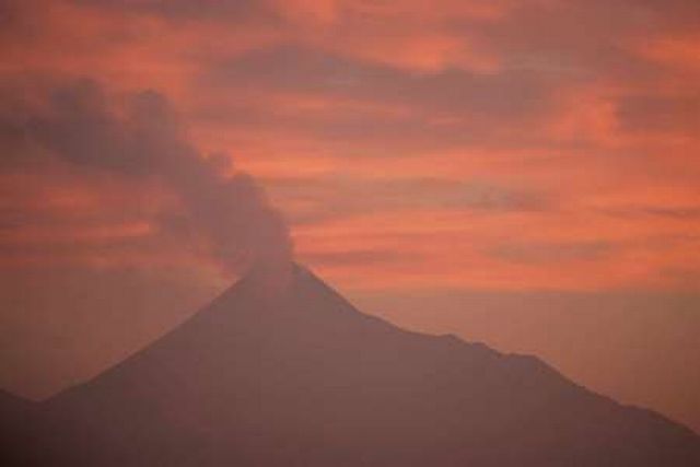 Indonéská sopka Merapi přečkala sobotní zemětřesení na Jávě v klidu. Přesto je stále aktivní a seismologové tvrdí, že její mohutnou erupci ještě nelze definitivně vyloučit. | Foto: Reuters