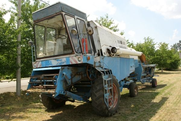 Tady je. Legendární kombajn E512. "Za den udělal pět hektarů. Ten můj udělá 30 hektarů," popisuje rozdíl kombajnista Molinek. "Neměl ani ventilátor, větrat jste musel otevřením dveří do průvanu a už v poledne jste byl jak kominík," vzpomíná. | Foto: Karel Toman