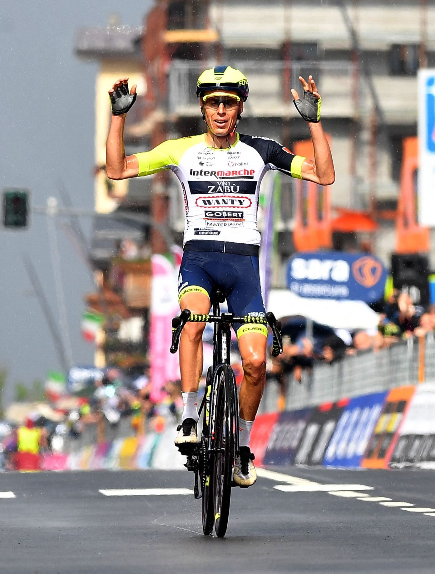 Hirt se den po vítězství blýskl třetím místem a na Giru je sedmý