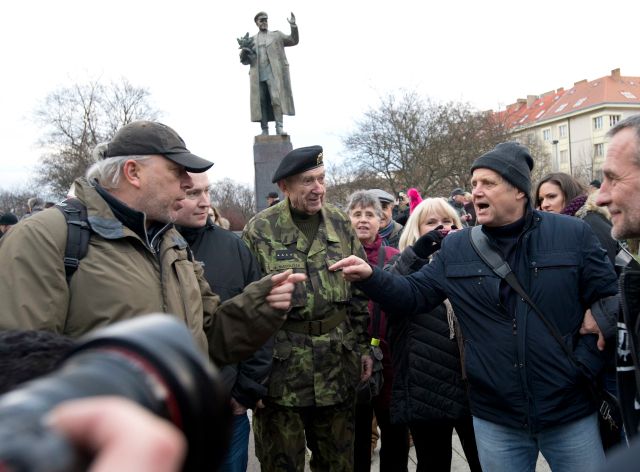 U "Koněva" se sešli jeho zastánci i odpůrci, kteří si hlasitě vyměňovali své názory na sovětského maršála i současné Rusko. | Foto: ČTK