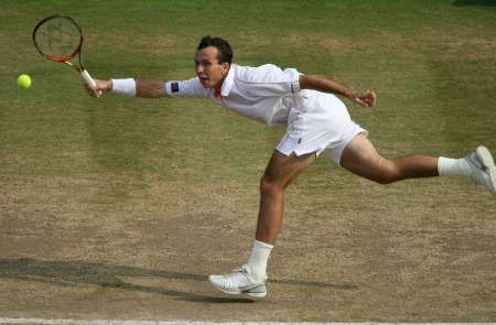 Radek Štěpánek se natahuje po míčku ve čtvrtfinále Wimbledonu. | Foto: Reuters