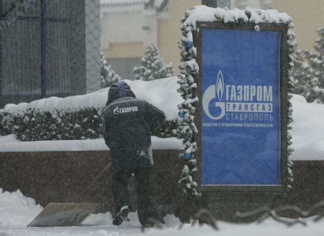 Úklid sněhu před pobočkou Gazpromu ve Stavropolu. | Foto: Reuters