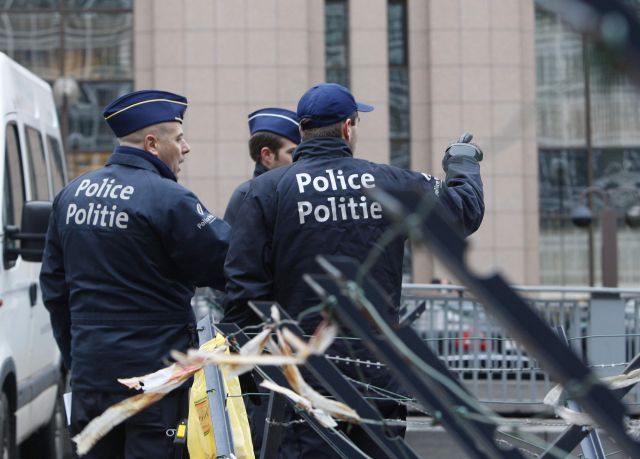 Belgičtí policisté hlídkují před budovou, v níž jednají politici z 27 členských zemí Evropské unie. | Foto: Reuters