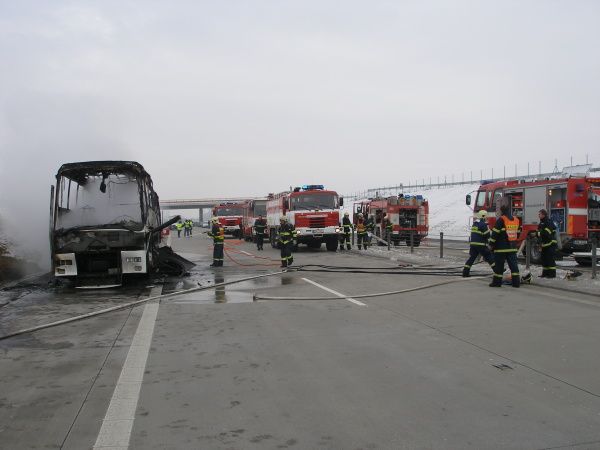 Požár autobusu na D11 | Foto: HZS Královéhradeckého kraje