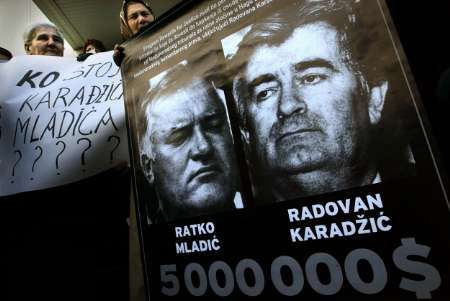 Radovan Karadžić a Ratko Mladić patří mezi nejhledanější muže. Mezinárodní trestní tribunál je před více než deseti lety obvinil z genocidy a válečných zločinů. | Foto: Reuters