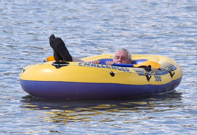 Relaxace ve člunu na rybníce v Novém Veselí byla zpravidla součástí Zemanovy dovolené. | Foto: Luboš Pavlíček