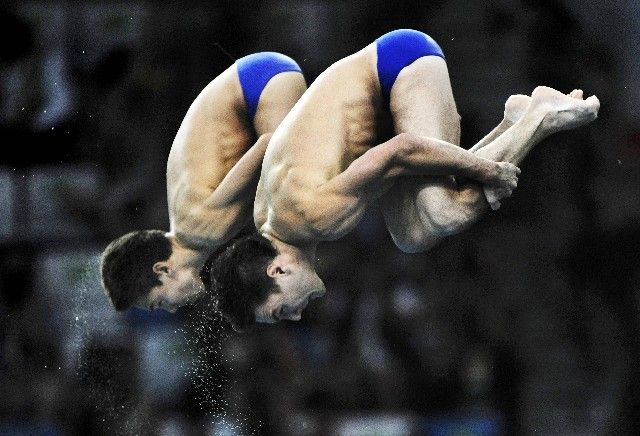 Čtrnáctiletý Tom Daley (vlevo) a Blake Aldridge v olympijské soutěži synchronizovaných dvojic z desetimetrové věže. | Foto: Reuters