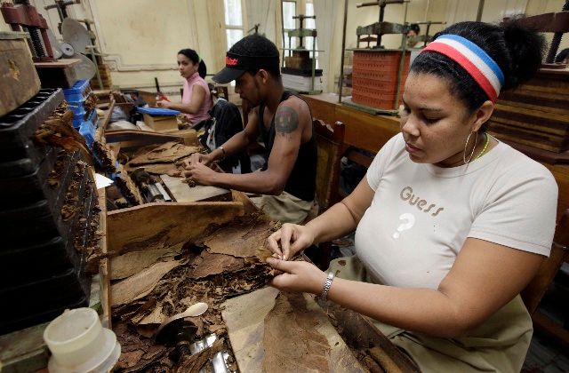 Kromě běžného obchodování na Kubě existuje i rozsáhlý černý trh s doutníky, který zásobují zaměstnanci továren. | Foto: Reuters