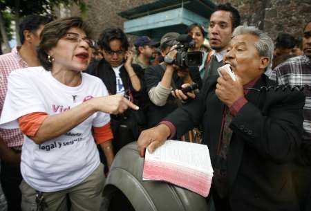 Vypjatá debata v Mexico City. Zastánkyně práva na interrupci svádí verbální souboj s kazatelem, který je proti legalizaci potratů | Foto: Reuters