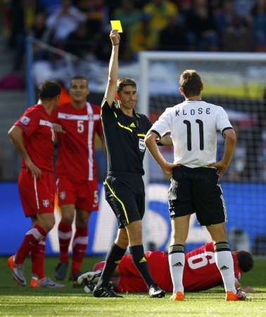 Za jeden faul na něj uviděl Klose od španělského sudího Alberta Undiana Mallenka žlutou kartu,... | Foto: Reuters