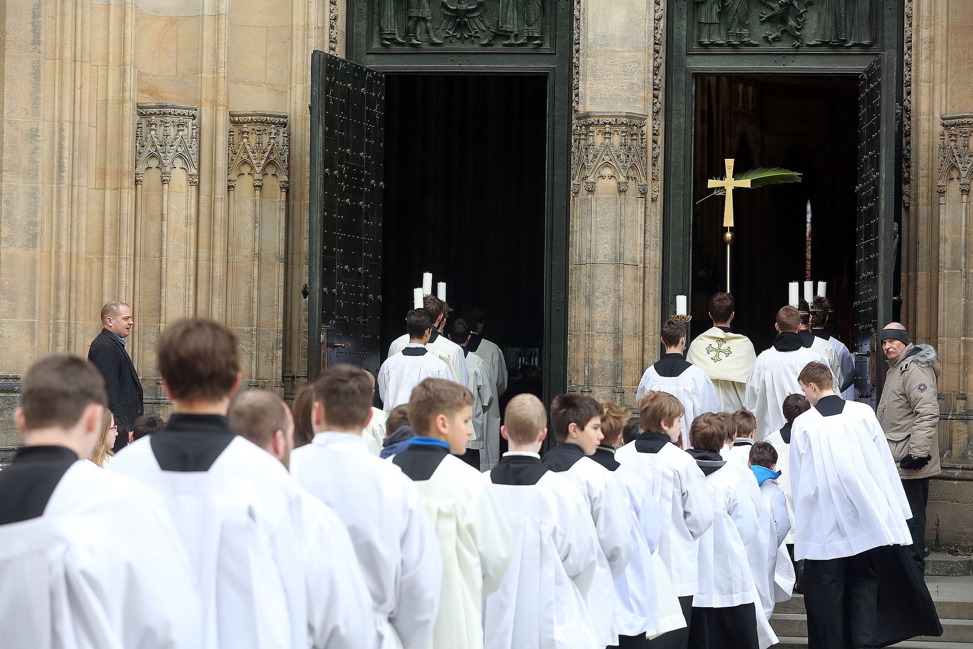 Foto: Arcibiskup Si Svolal Kněze, V Pražské Katedrále Světili Oleje ...