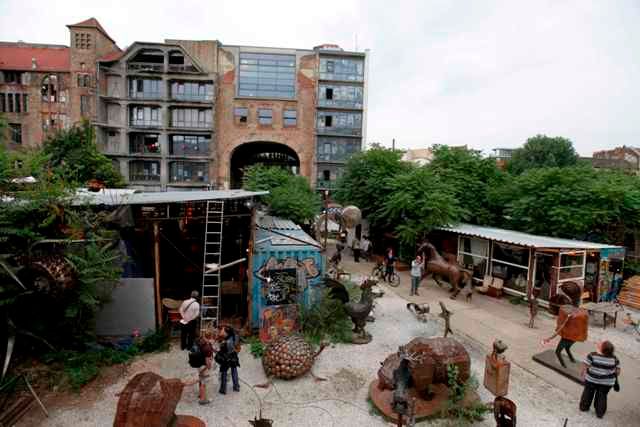 Tacheles - v roce 1908 zde stálo nové nákupní centrum s lukrativní polohou. Druhá světová válka však udělala své. | Foto: Reuters