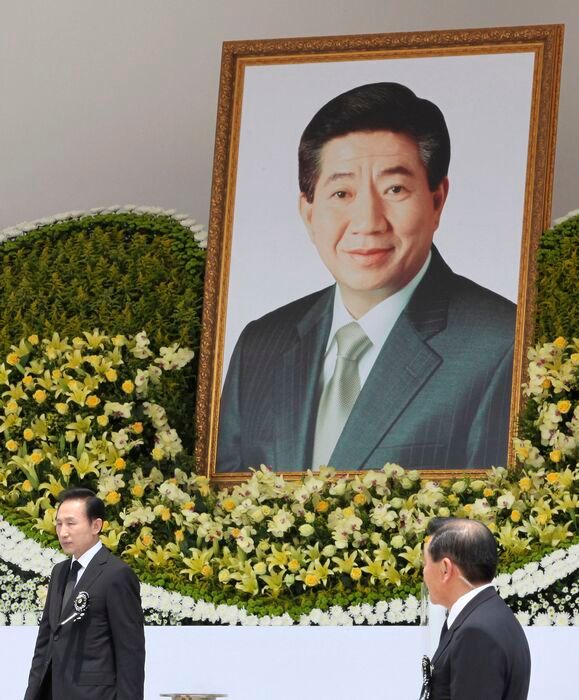 Rodinní příslušníci se Ro Mu-hjonovi klaní před královským palácem Gyeongbok. | Foto: Reuters