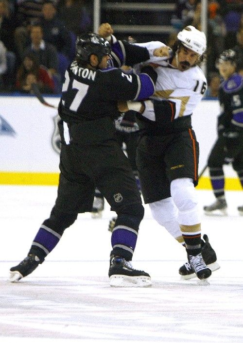 George Parros z Anaheimu (vpravo) v pěstním souboji se Scottem Thorntonem ve druhém londýnském zápase úvodu NHL. | Foto: Reuters