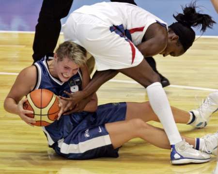 Česká reprezentantka Hana Machová (v modrém) bojuje o míč s Emile Gomis z Francie v úvodním zápase mistrovství světa v basketbale žen. | Foto: Reuters