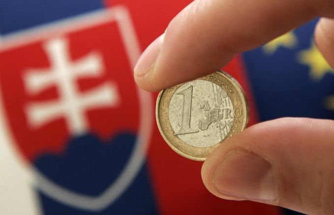 Slovenský ministr financí Ján Počiatek drží slovenské euro | Foto: Reuters