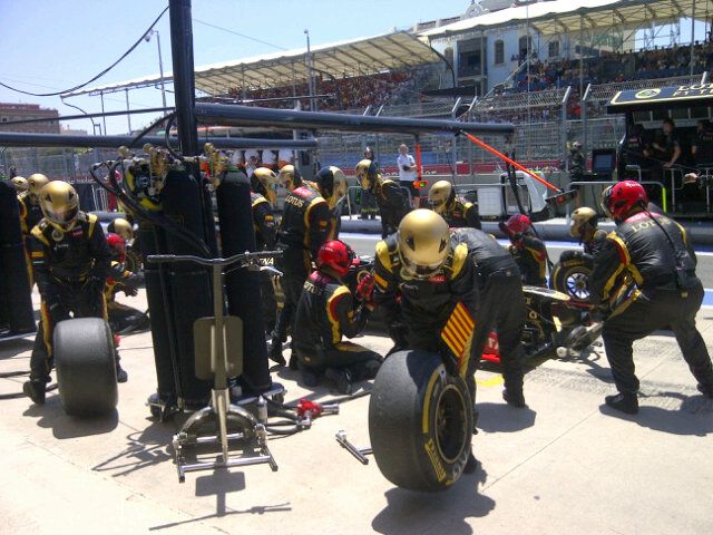 Romain Grosjean s Lotusem mení ve Valencii pneumatiky. | Foto: Lotus