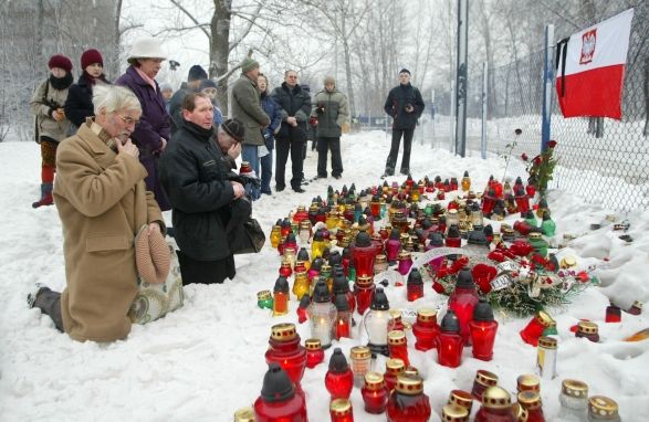 Lidé se modlí za oběti tragédie u katovické výstavní haly | Foto: Reuters/K.Stoltz