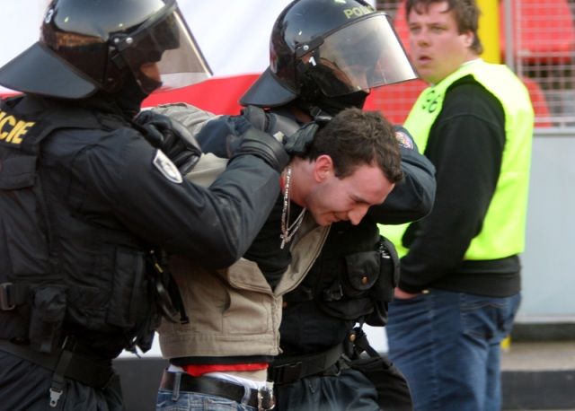 Konečně v bezpečí pod policejní ochranou. | Foto: Ondřej Besperát