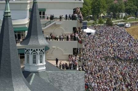 Na 132. ročník Kentucky Derby přišlo na dostihovcou dráhu v Louisville více než 150 000 diváků. | Foto: Reuters