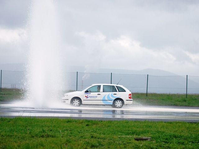 Na ostravském cvičišti si sice řidiči mohou vyzkoušet řešení řady nebezpečných situací, polygon v Mostě toho ale nabízí více | Foto: Radek Pecák