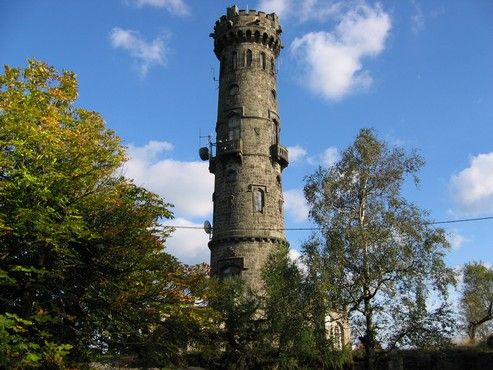 Na Děčínský Sněžník dojdete z Jílového u Děčína, od osady Sněžník nebo přímo z Děčína po turistické trase. Z Tisé sem vede cyklistická stezka. Na vrcholu Sněžníku můžete vystoupit na rozhlednu, která z plošiny s cimbuřím nabízí monumentální výhled do kraje. Rozhlednu nechal postavit majitel zdejšího panství František Antonín Thun. | Foto: Aktuálně.cz