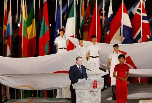 Předseda Mezinárodního olympijského výboru Jacques Rogge při slavnostním ceremoniálu k odpočítávání posledního roku do zahájení olympiády v Pekingu. | Foto: Reuters