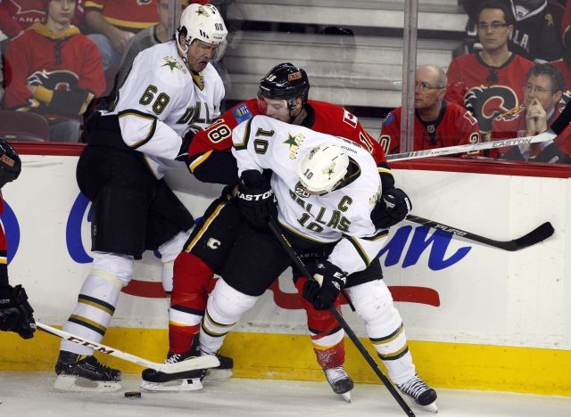 Jágr, Stajan a Morrow v souboji při utkání NHL Calgary vs. Dallas. Česká osmašedesátka bojovala, připsala si dvě asistence, ale nestačilo to... | Foto: ČTK