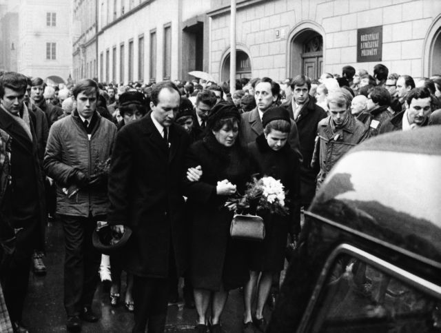 Pohřební průvod. Uprostřed Palachova matka Libuše, vlevo její druhý syn Jiří, vpravo jeho manželka | Foto: Archiv bezpečnostních složek