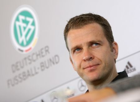 Oliver Bierhoff na tiskové konferenci před zápasem s českou reprezentací. | Foto: Ondřej Besperát