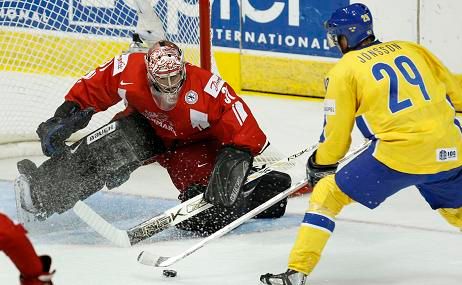 Kenny Jonsson ze Švédska překonává Petera Hirsche v bráně Dánska | Foto: Reuters