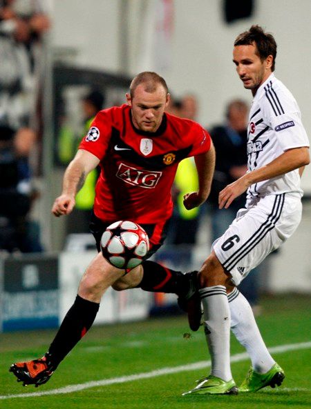 Tomáš Sivok (Besiktas) se snaží uhlídat Waynea Rooneyho (Manchester United) vutkání Ligy mistrů. | Foto: Reuters