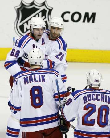 Hráči New Yorku Rangers slaví gól v síti Philadelphie. Střelci Jaromíru Jágrovi (68) gratulují Martin Ručinský (26), Marek Malík (8) a Steve Ruccin. | Foto: Reuters