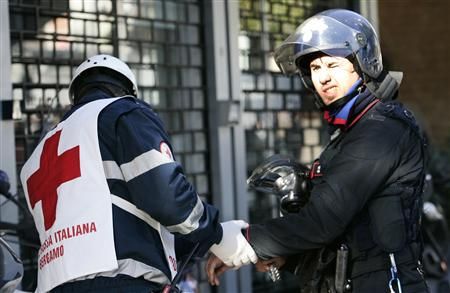 Zranění se nevyhnulo ani policistům. | Foto: Reuters