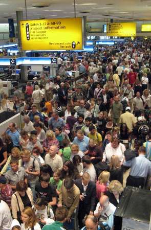 Letiště Heathrow nezvládá davy cestujících, jejichž lety byly odloženy. | Foto: Reuters