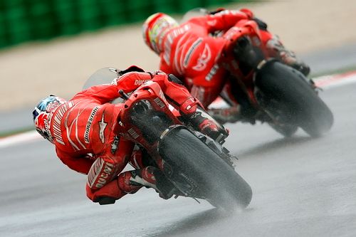 Casey Stoner (vlevo) a Loris Capirossi prohánějí své Ducati po mokré trati v Misanu. | Foto: Reuters