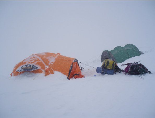 Sobotní sestup komplikovalo špatné počasí. Stany ve 3C. | Foto: Expedice Leopolda Sulovského