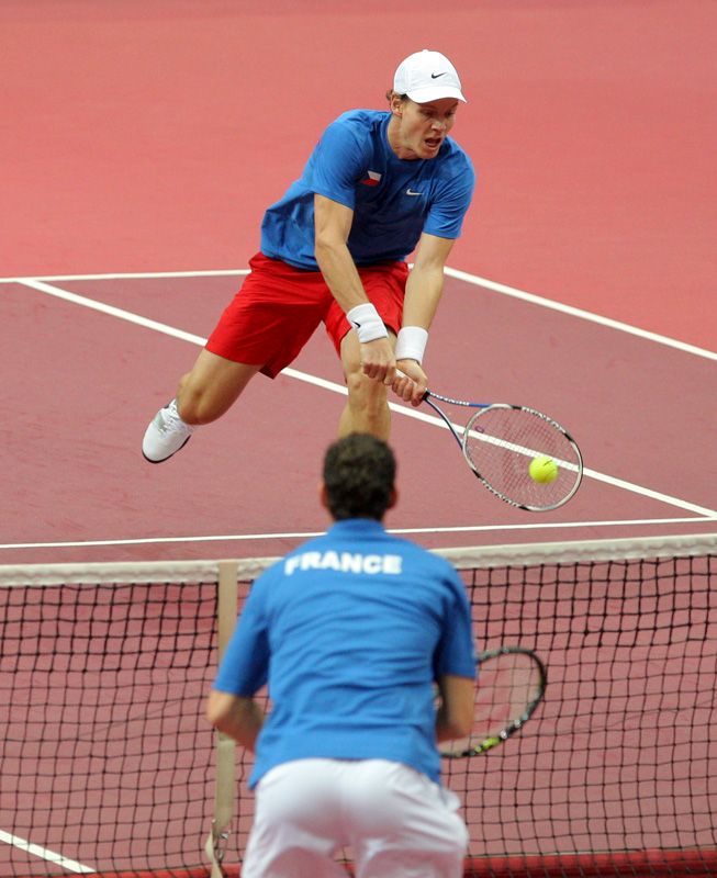 Tomás Berdych hraje na síti ve čtyřhře proti Francouzům. | Foto: Ondřej Besperát