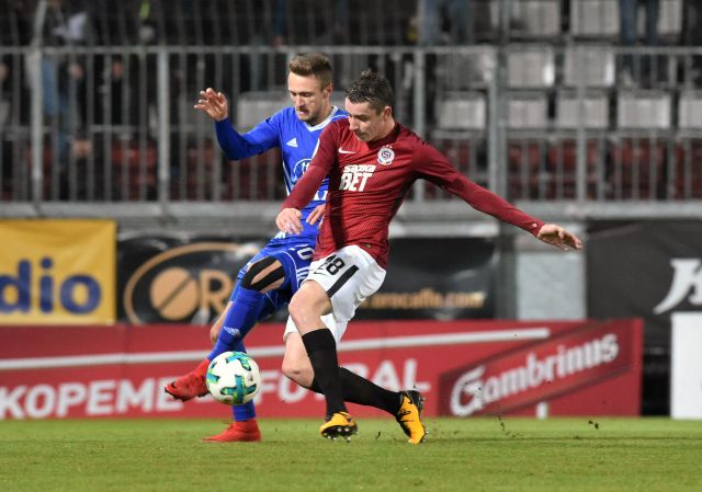 Ondřej Zahustel (vpravo) bojuje o míč s olomouckým Šimonem Faltou | Foto: ČTK