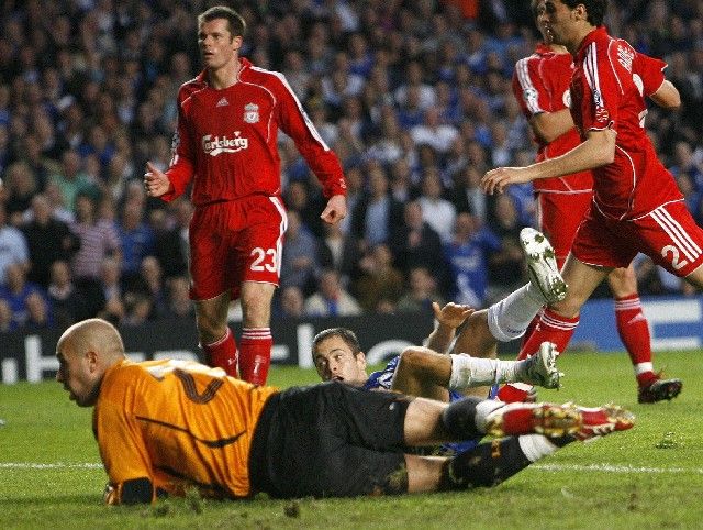 Joe Cole z londýnské Chelsea (uprostřed) překonal brankáře Liverpoolu Pepe Reinu (vlevo) v semifinále Ligy mistrů. | Foto: Reuters