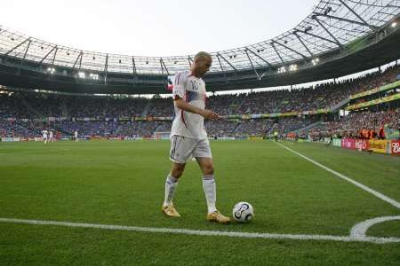 Francouzský kapitán Zinedine Zidane se chystá v zápase se Španělskem kopat roh. | Foto: Reuters